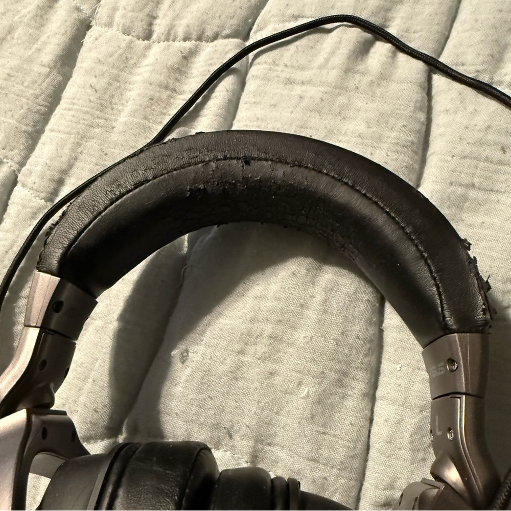 ASUS Black and Silver Computer Headset - Picture 3 of 12